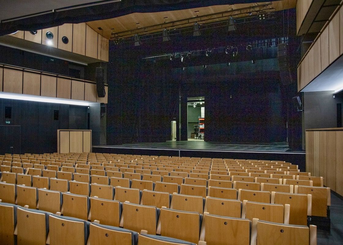 Vue intérieure de la salle de concert « Le Delta » à Namur, depuis le parterre
