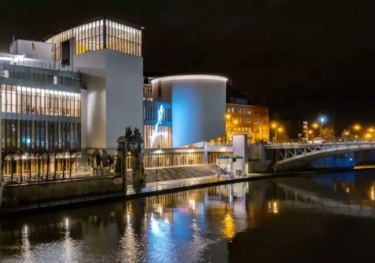 Vue extérieure de la salle de concert « Le Delta » à Namur, depuis la rivière, la nuit