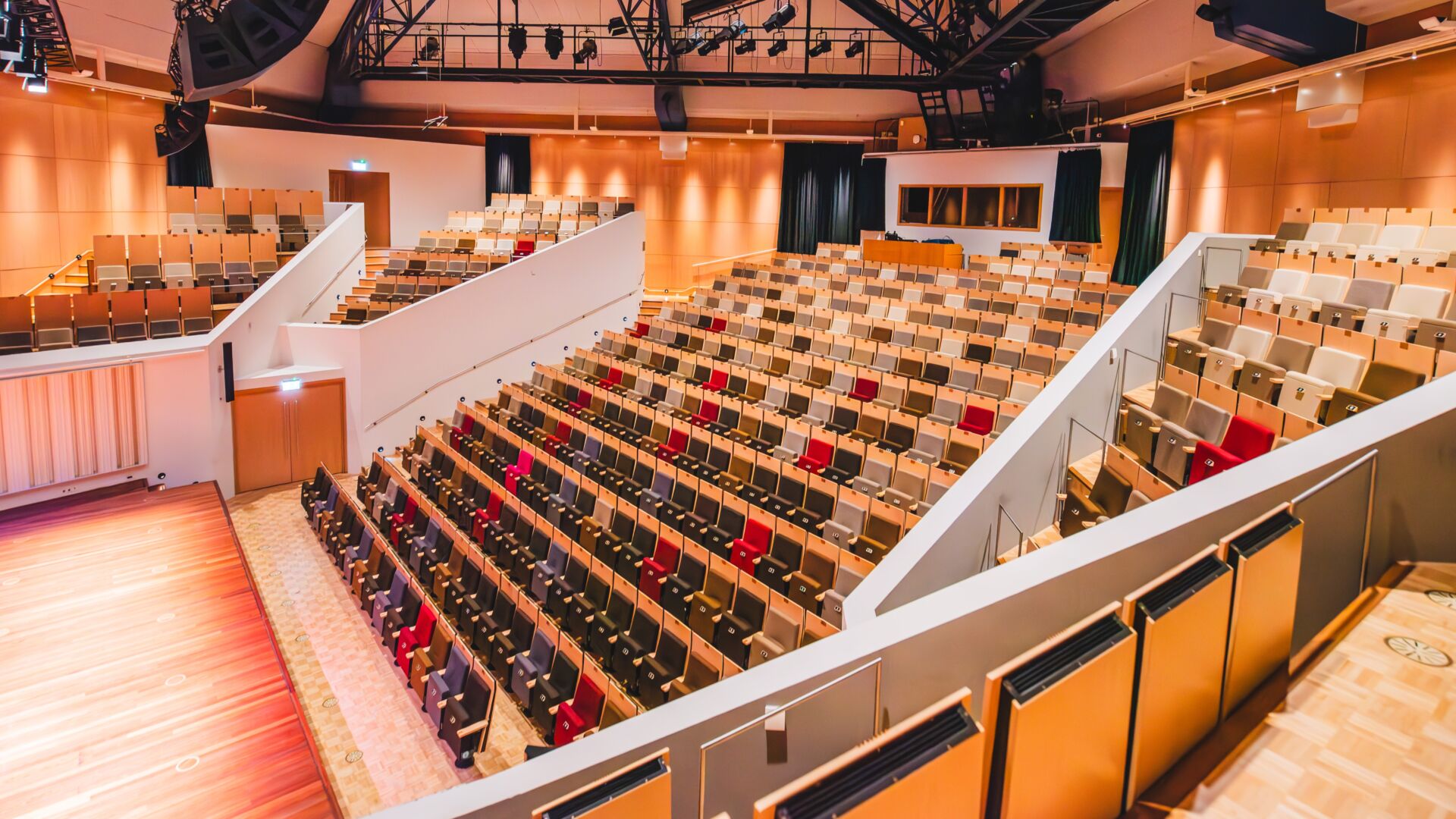 De kamermuziekzaal van het Muziekgebouw Eindhoven van binnenuit