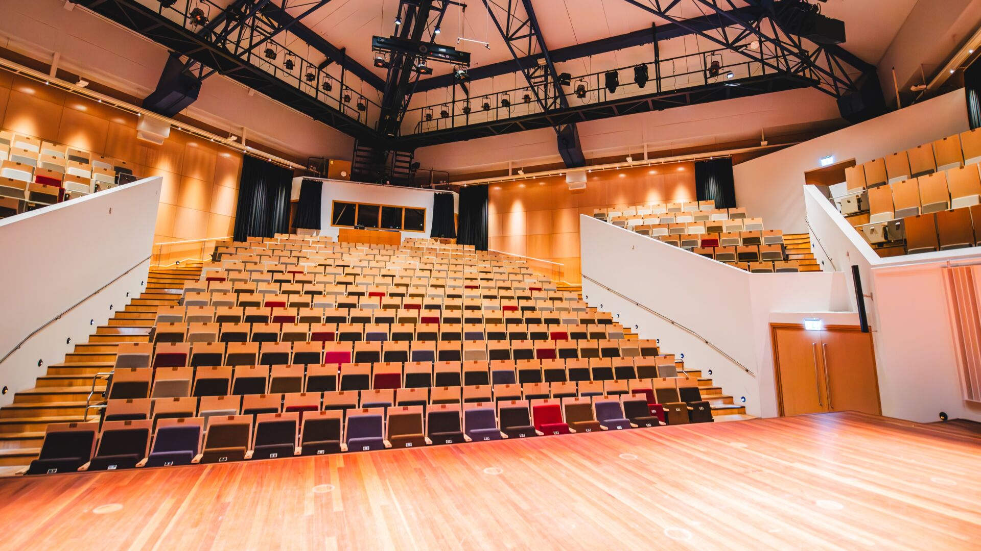 De kamermuziekzaal van het Muziekgebouw Eindhoven, gezien vanaf het podium