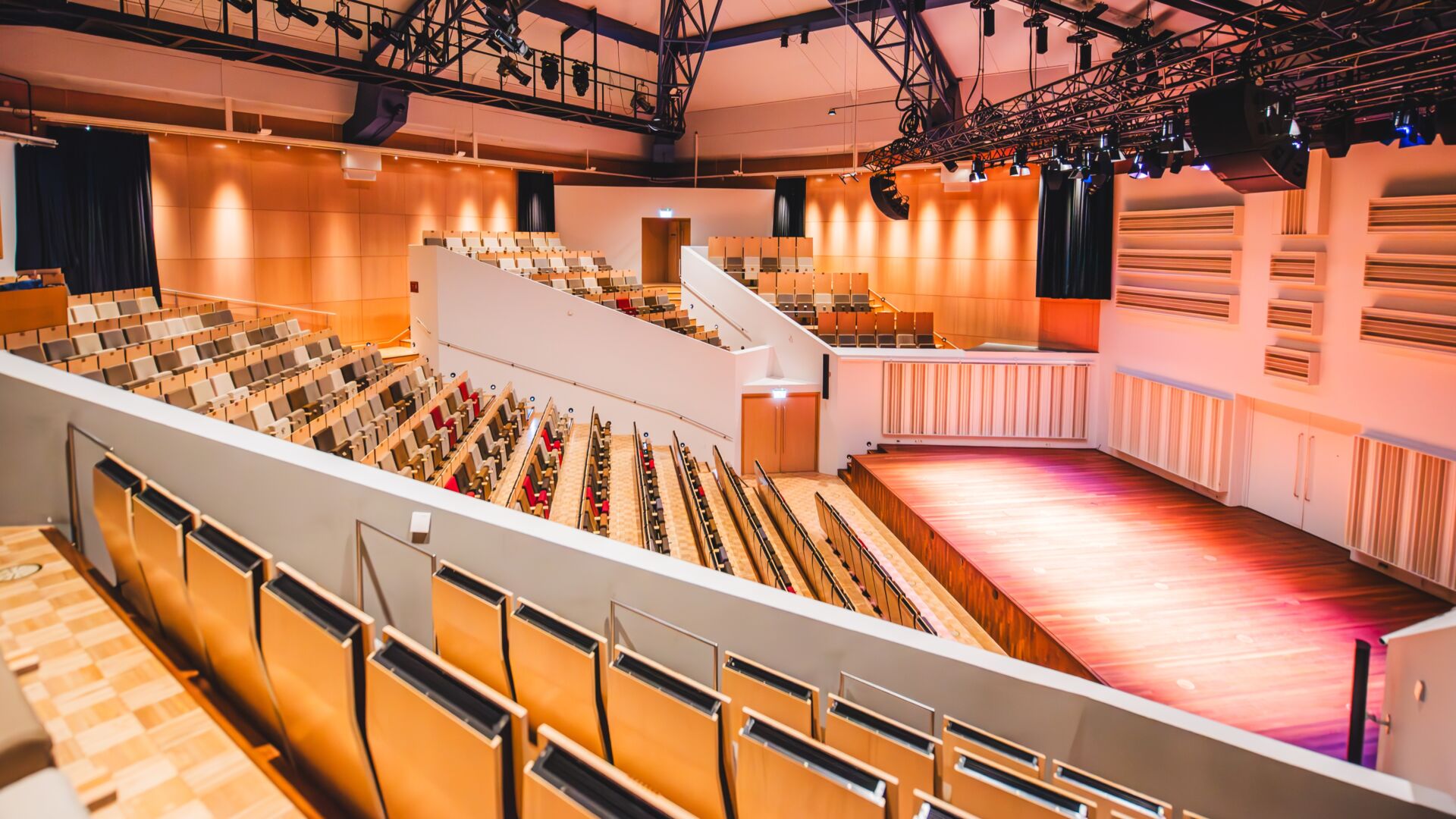 De kamermuziekzaal van het Muziekgebouw Eindhoven van binnenuit